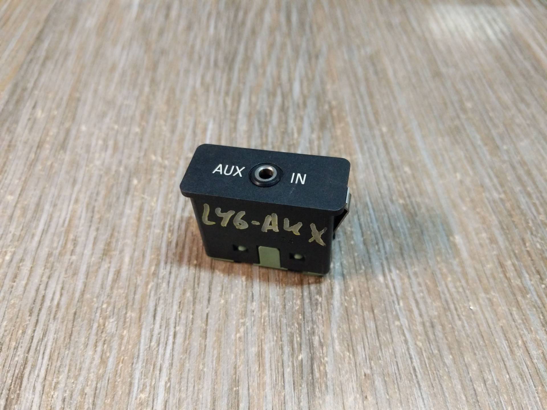 Гнездо AUX / USB IN AP-0010880591