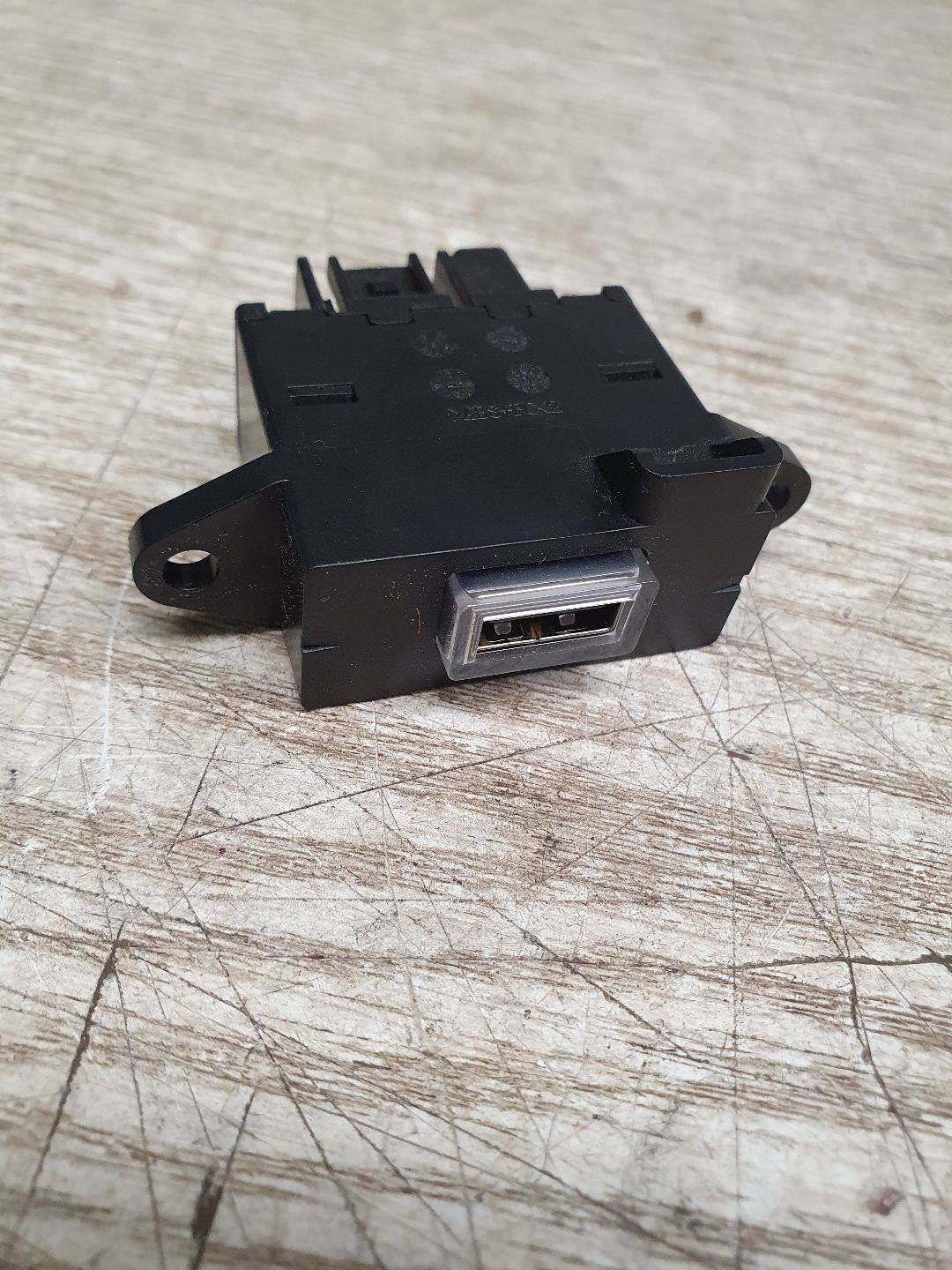 Гнездо AUX / USB IN AP-0013142350
