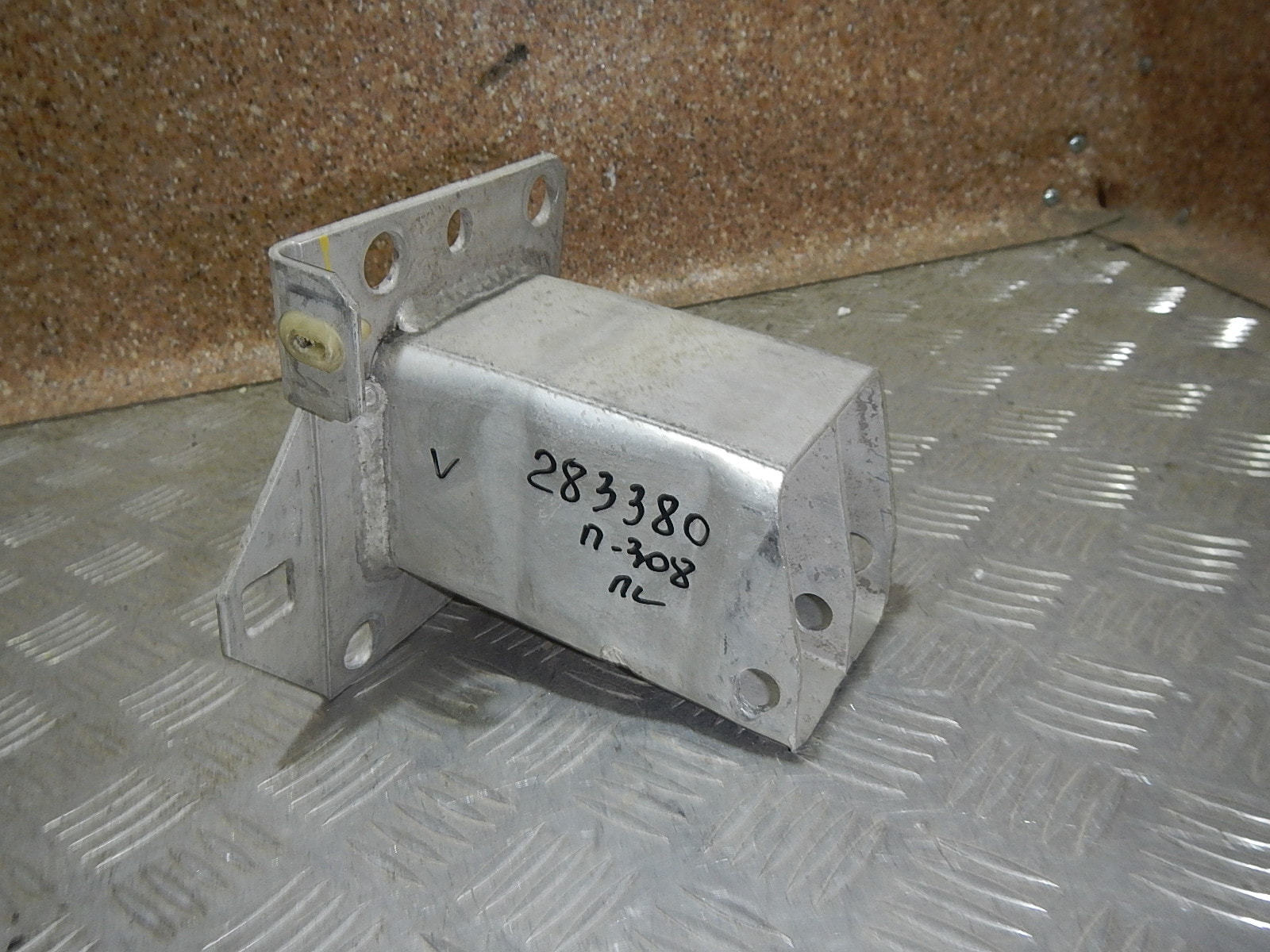 Кронштейн усилителя переднего бампера AP-0003210636