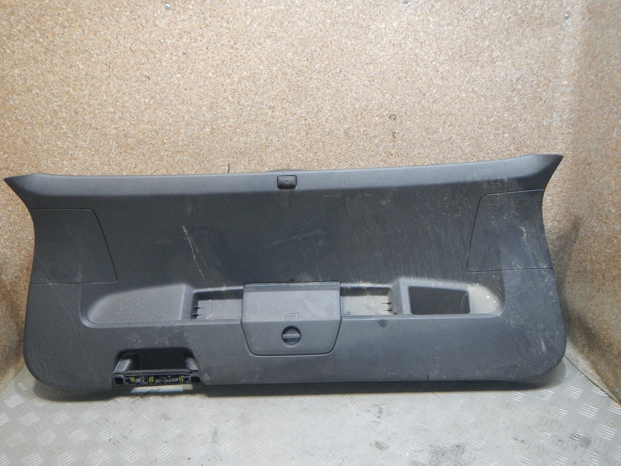 Обшивка двери багажника AP-0013571498