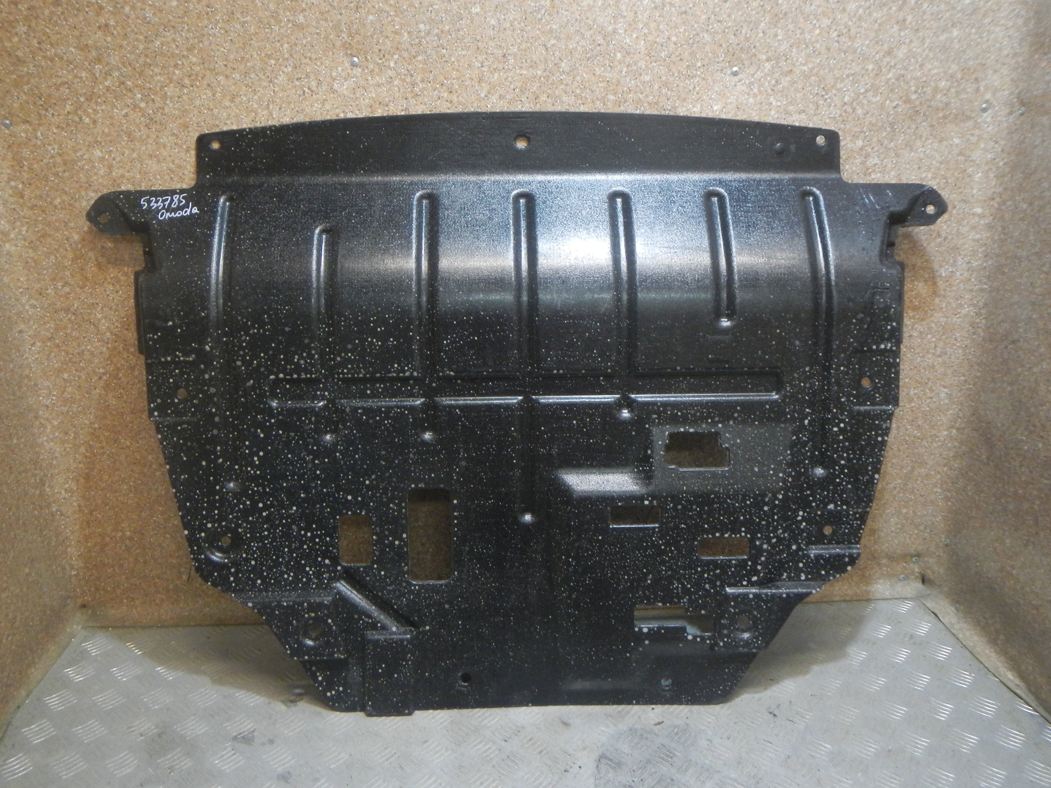 Пыльник двигателя AP-0013897064