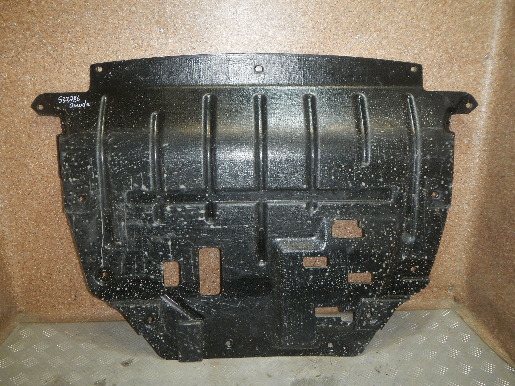 Пыльник двигателя AP-0013897022