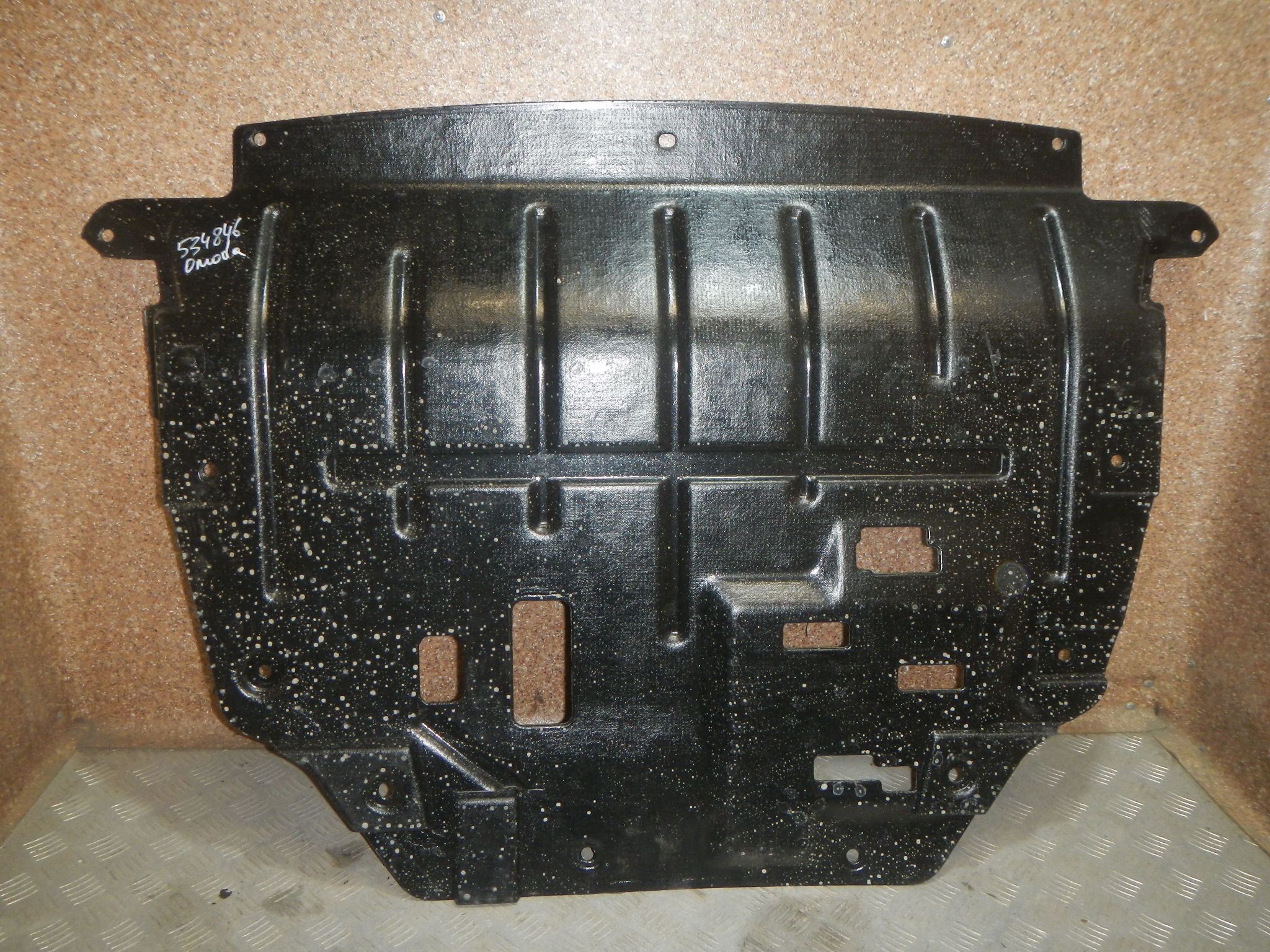 Пыльник двигателя AP-0013929948