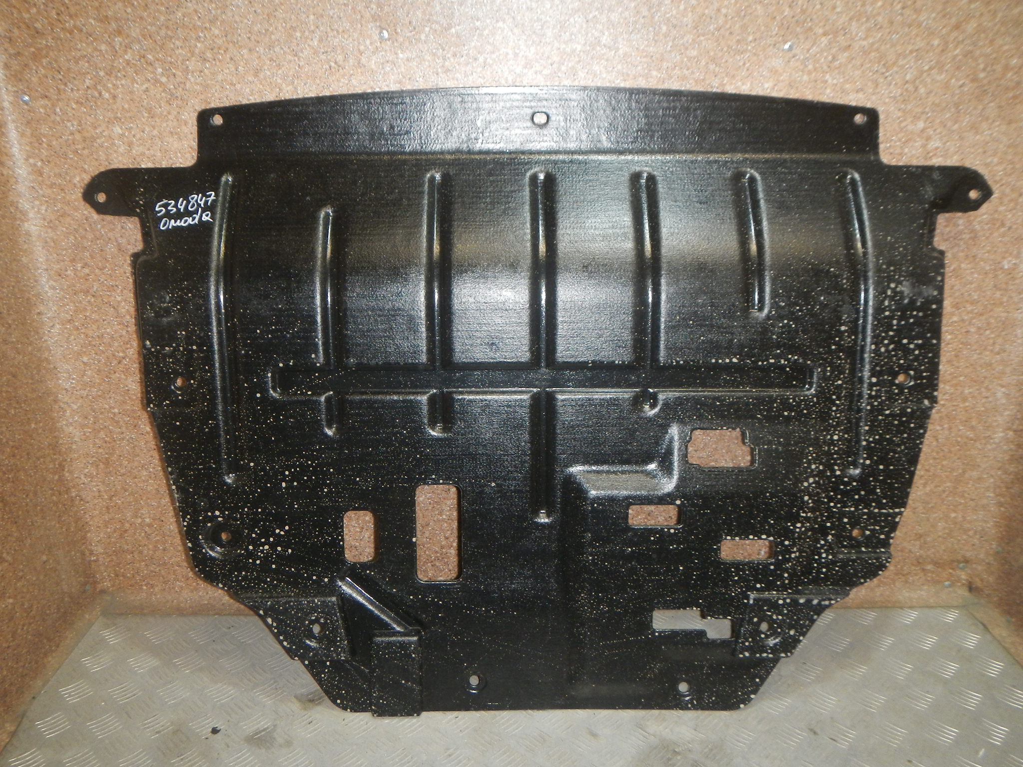 Пыльник двигателя AP-0013929910
