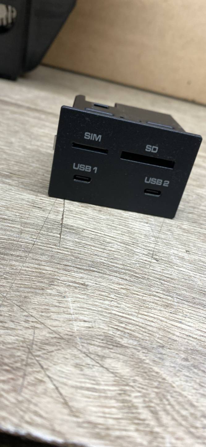 Гнездо AUX / USB IN AP-0009917224