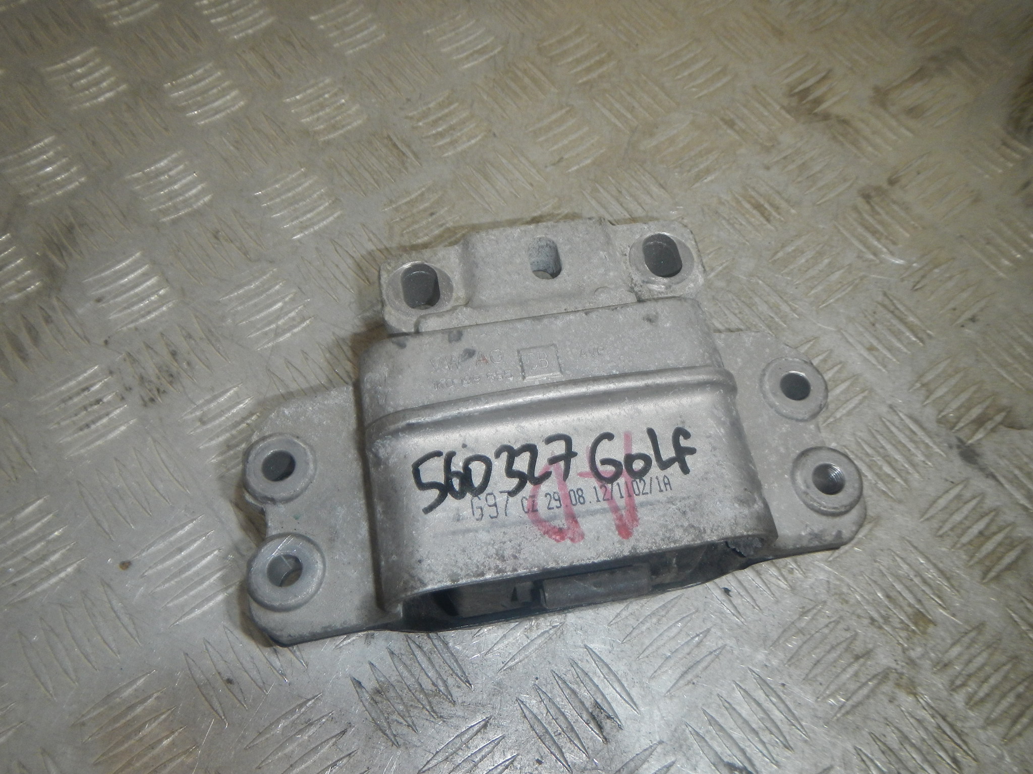 Опора двигателя левая AP-0015016436