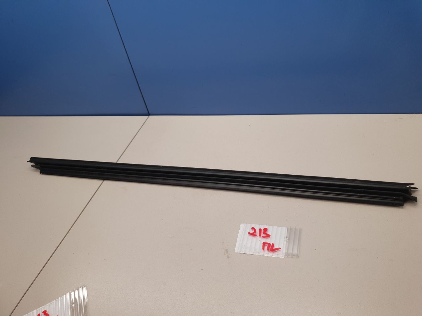 Накладка стекла переднего левого AP-0011968017