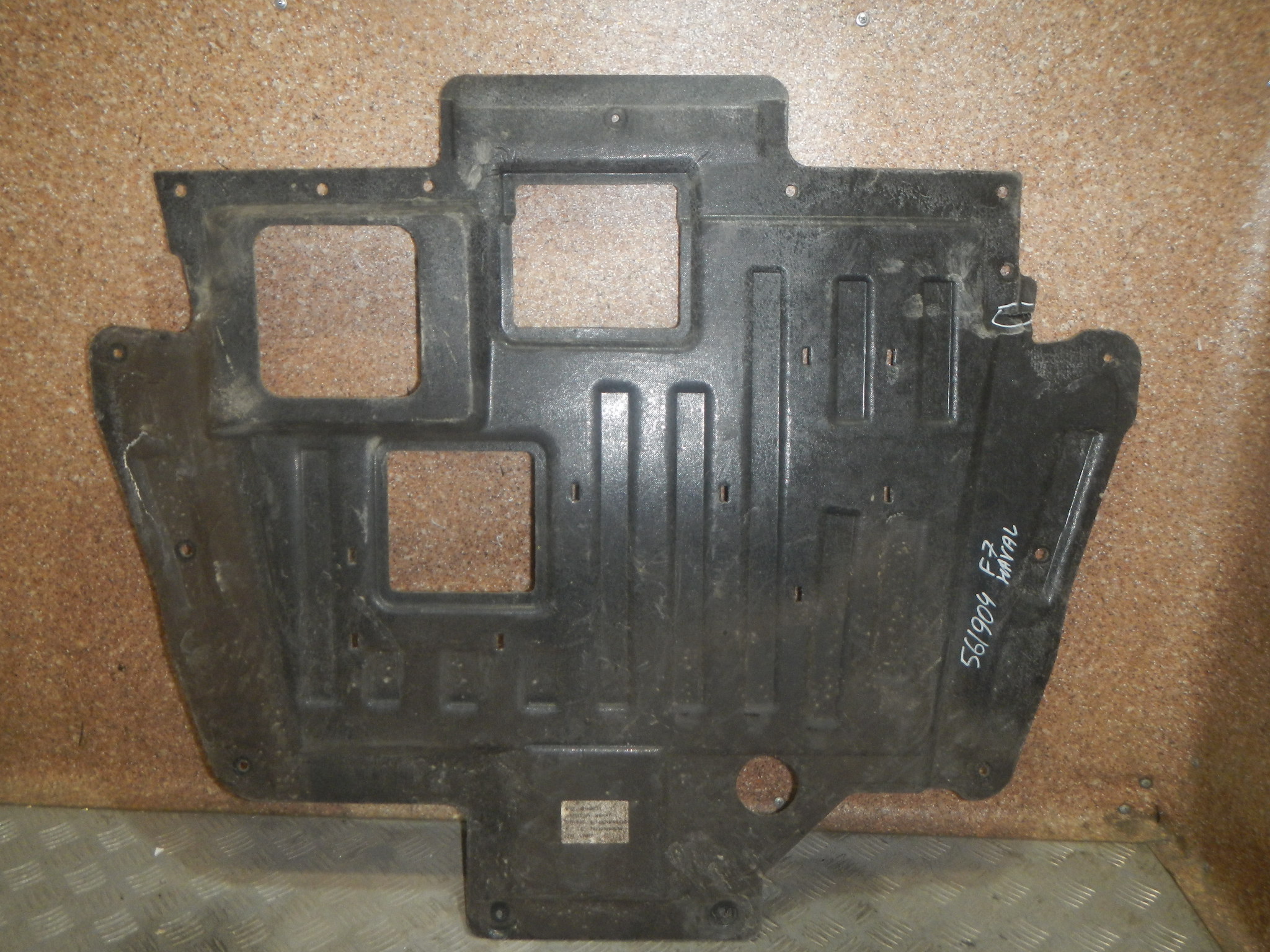 Пыльник двигателя AP-0015064471