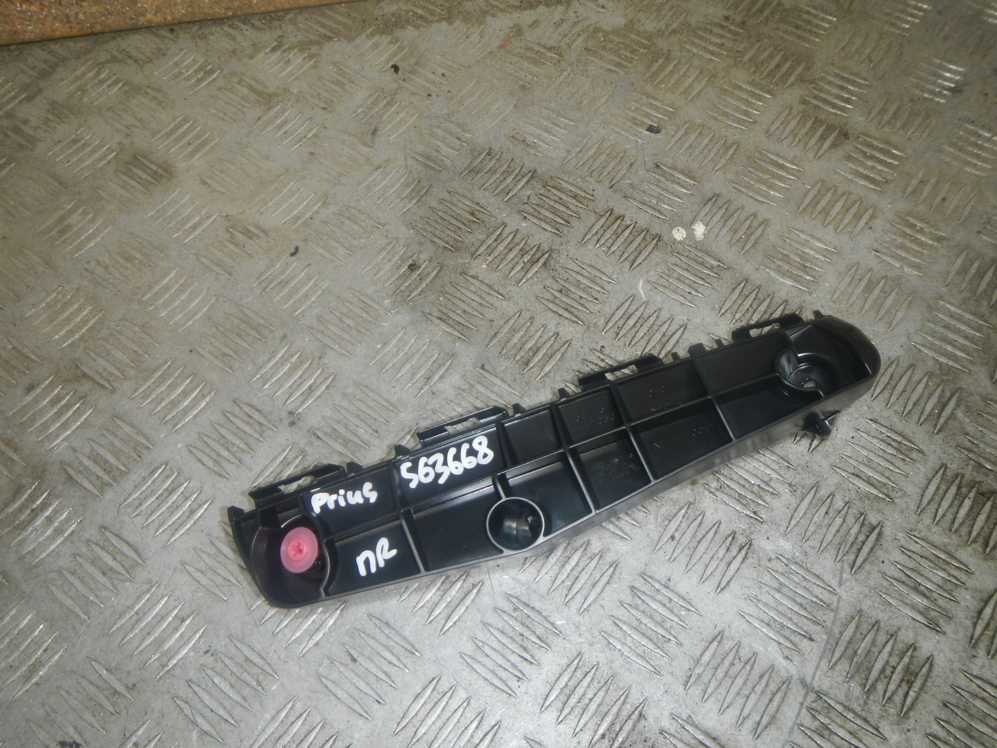 Кронштейн переднего бампера правый AP-0015124021