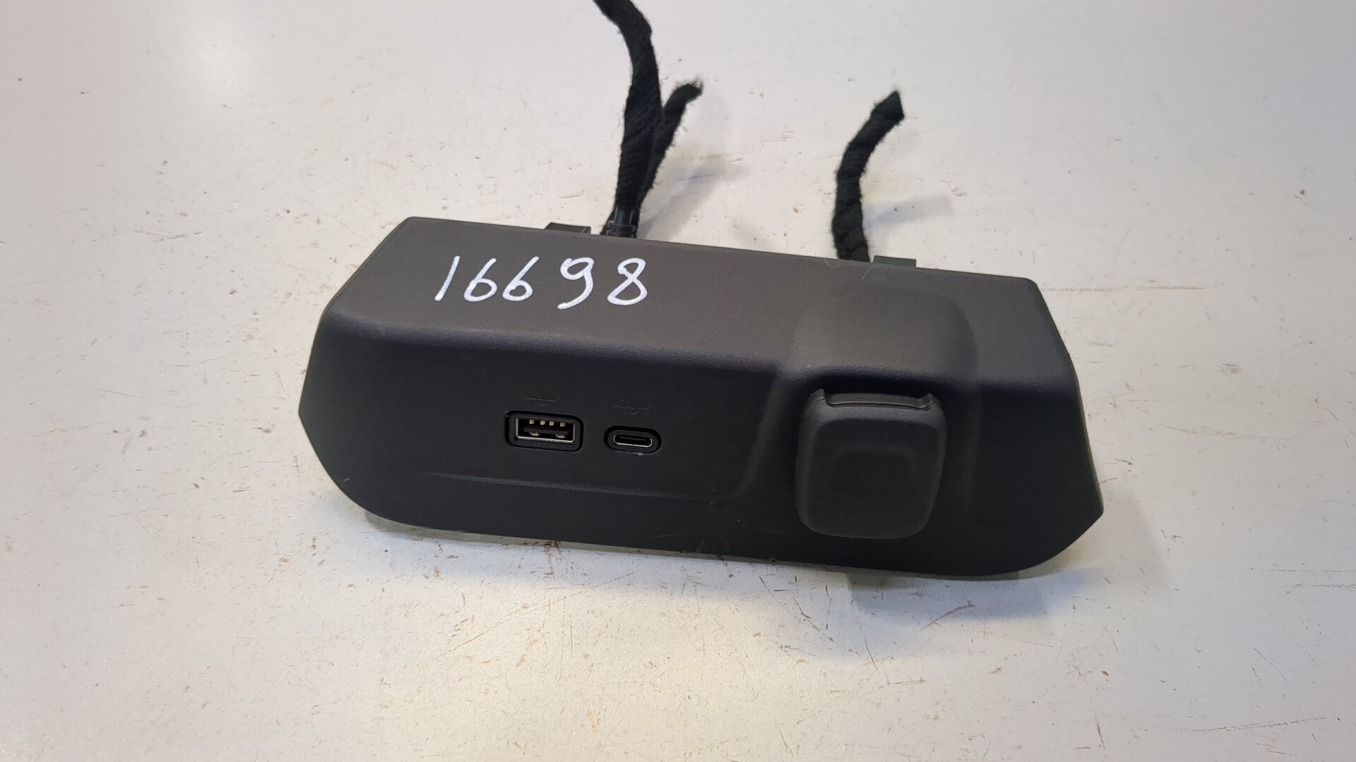 Гнездо AUX / USB IN AP-0015257610