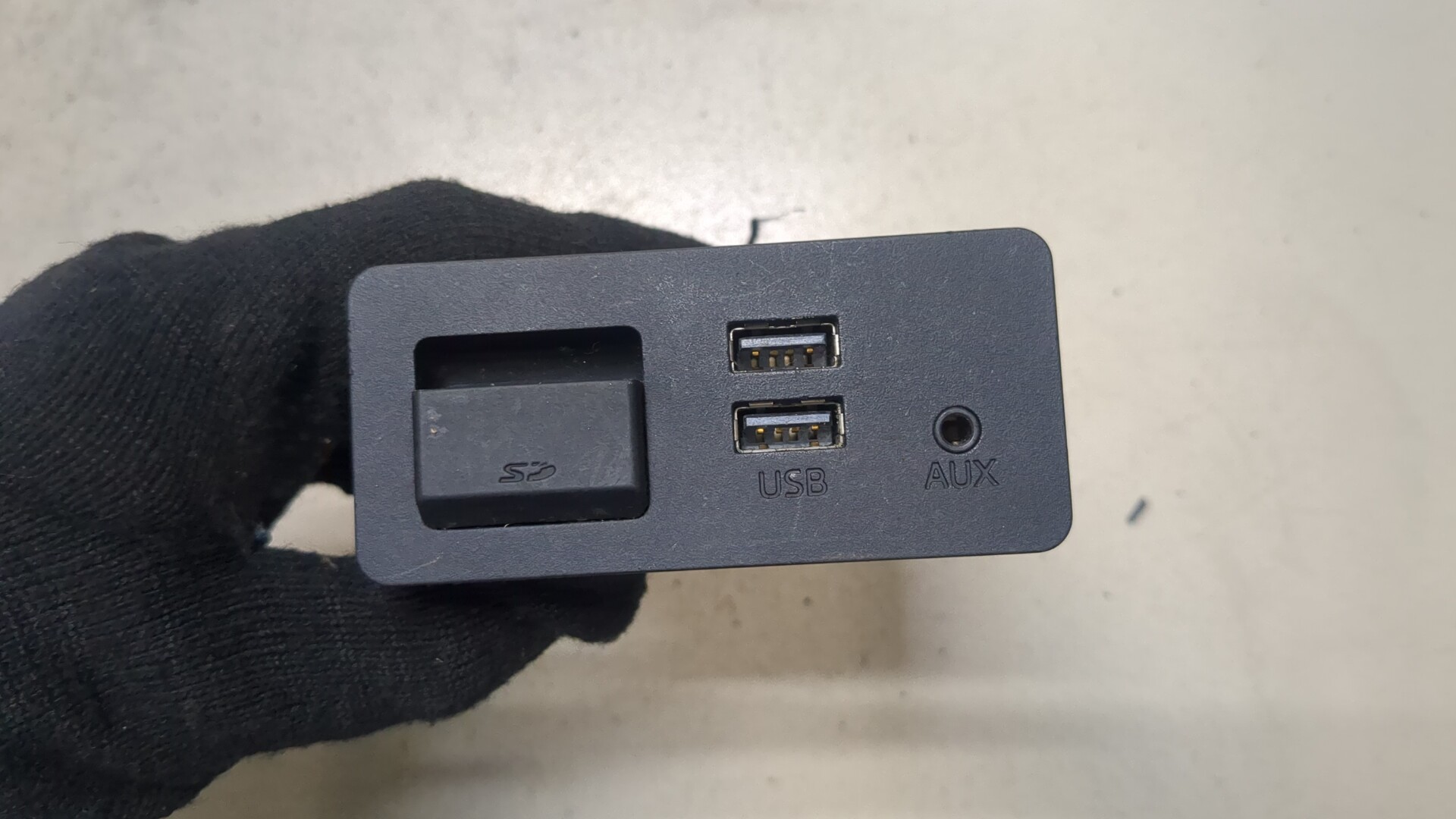 Гнездо AUX / USB IN AP-0015647675