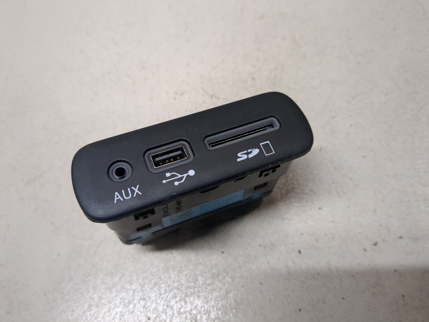 Гнездо AUX / USB IN AP-0015700024