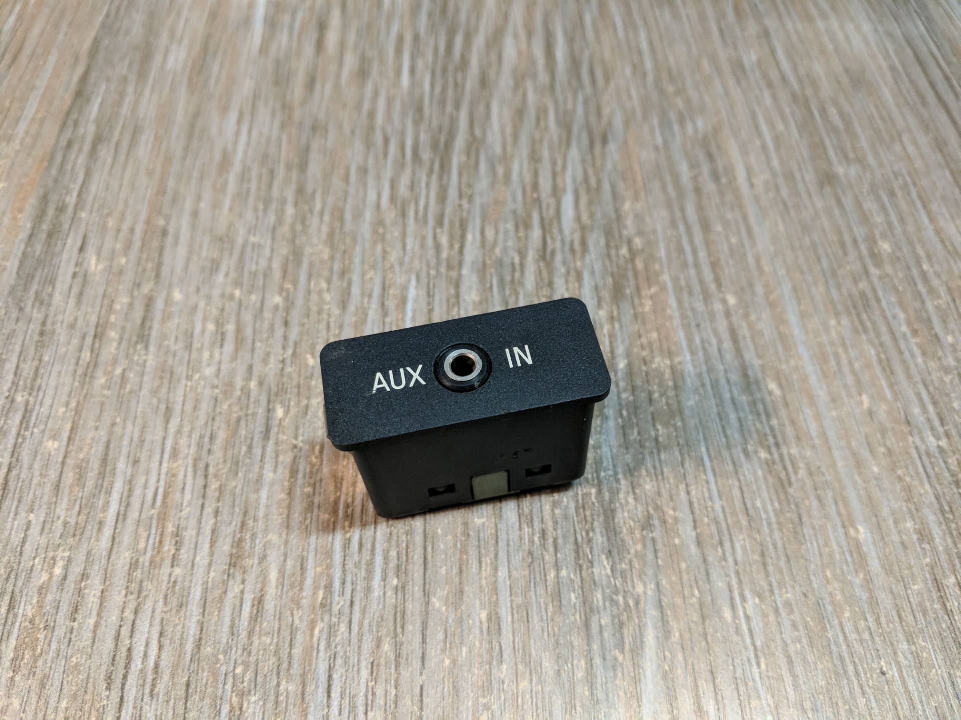 Гнездо AUX / USB IN AP-0010880586