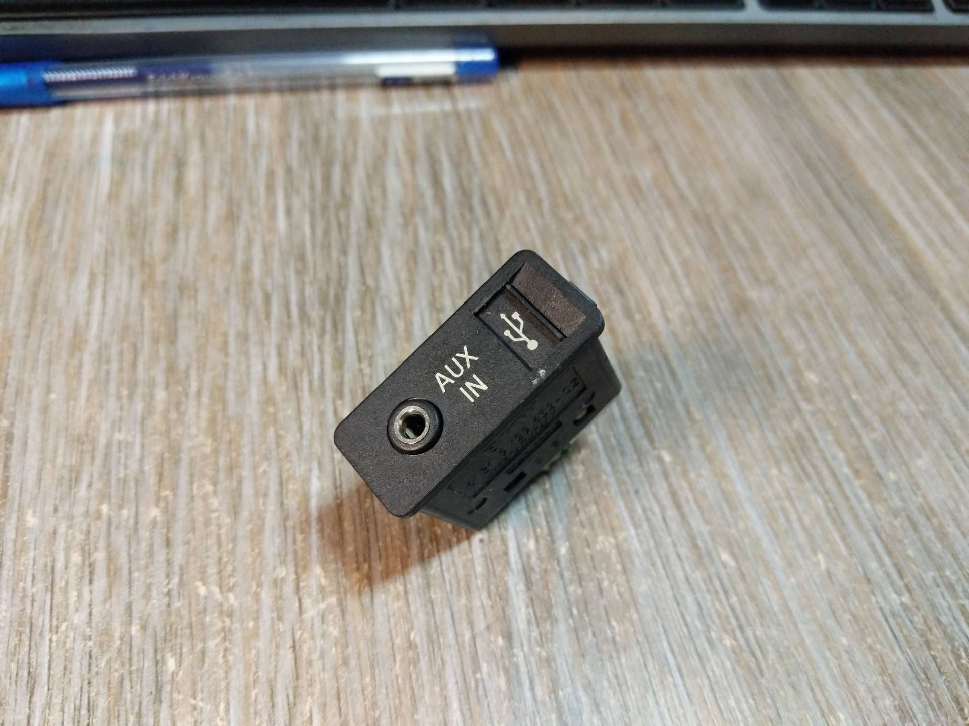 Гнездо AUX / USB IN AP-0010880590