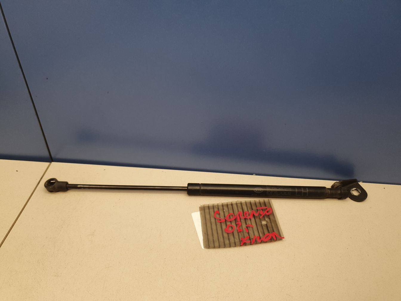 Амортизатор стекла багажника AP-0011518319