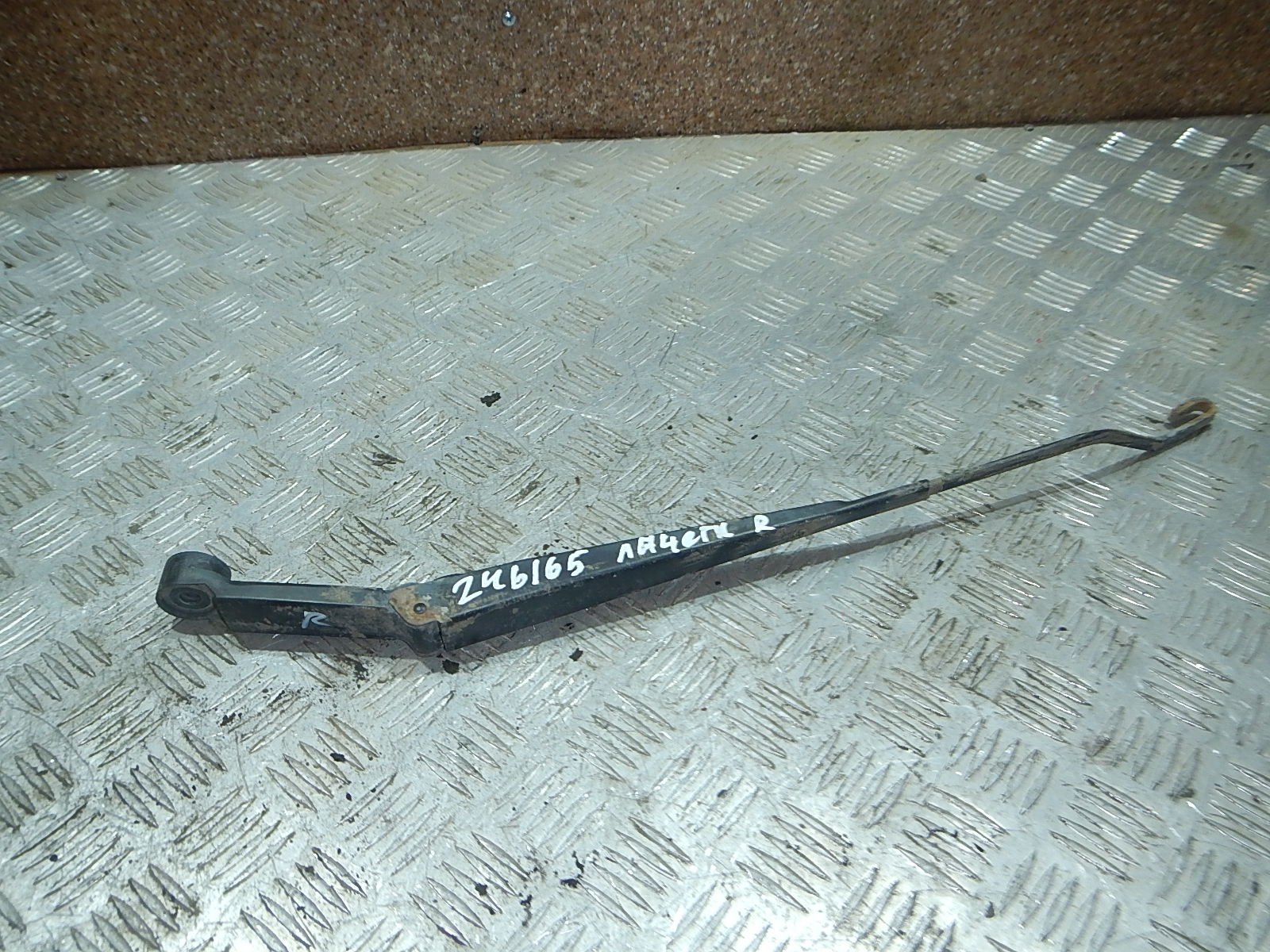 Поводок стеклоочистителя передний правый AP-0002203064