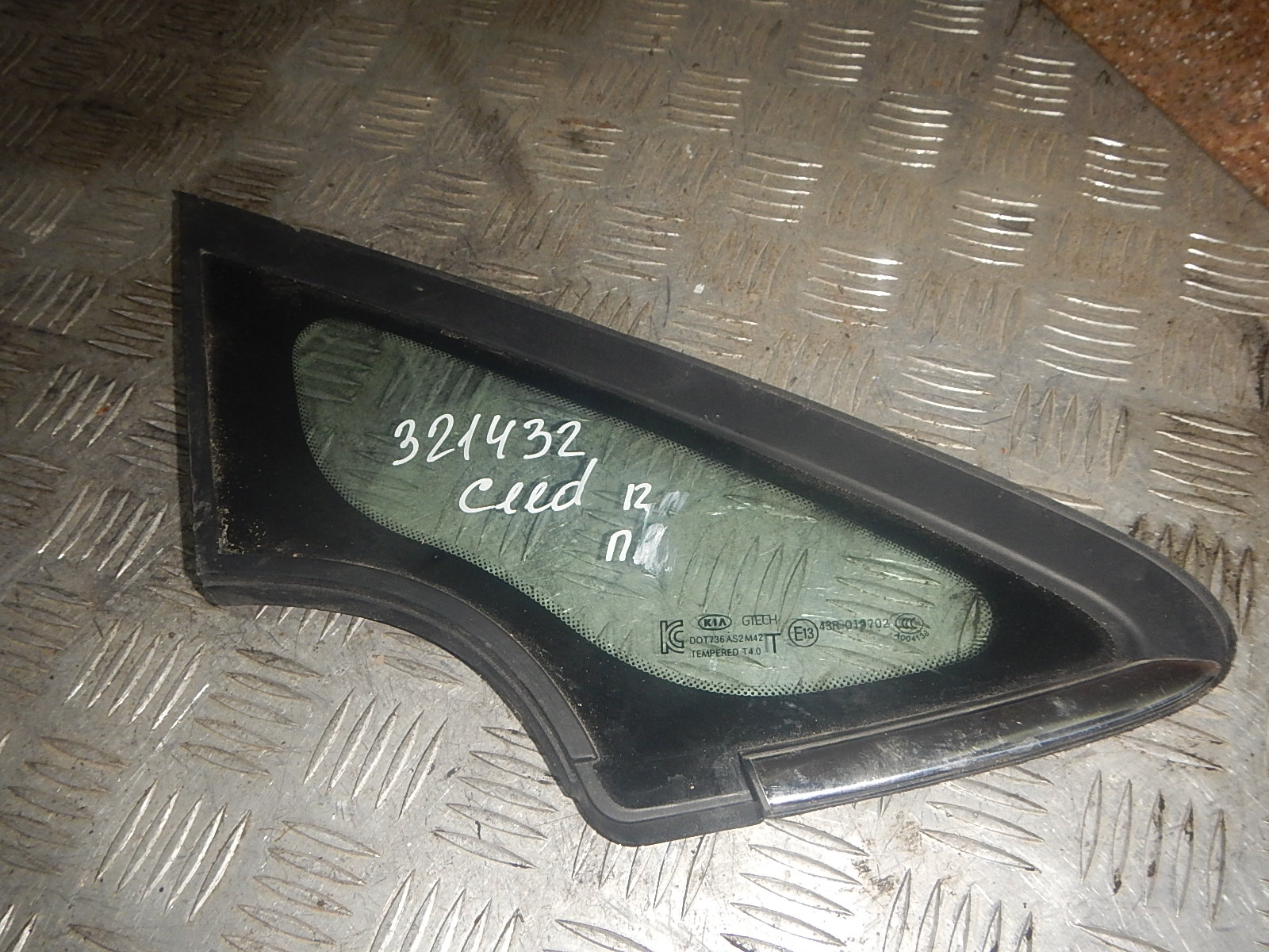 Стекло кузовное глухое правое AP-0004924589