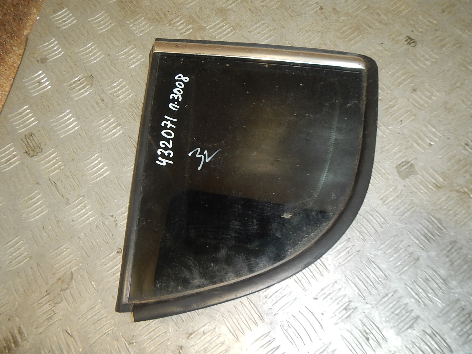 Стекло кузовное глухое левое AP-0009851768